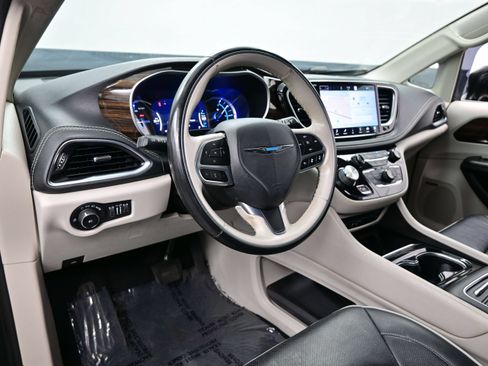 Used 2021 Chrysler Pacifica Limited w/ Uconnect Theater Family Group FWD image 13