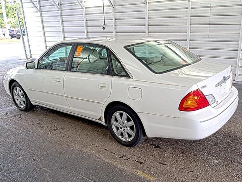 Used 2000 Toyota Avalon XLS FWD image 2
