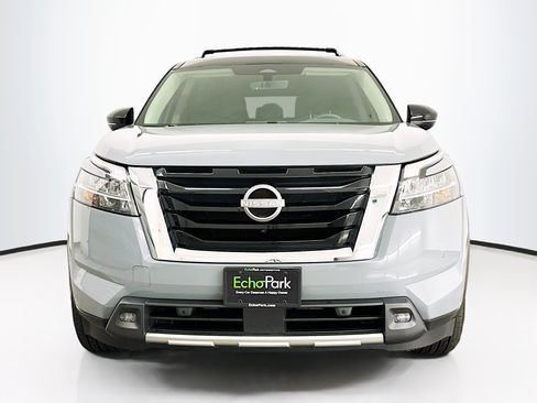 Used 2023 Nissan Pathfinder SL AWD/4WD image 2
