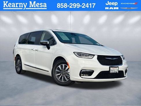 Certified 2023 Chrysler Pacifica Limited FWD image 1