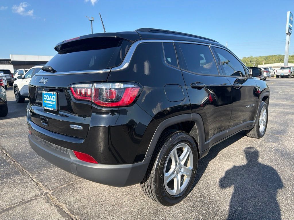 Used 2023 Jeep Compass Latitude w/ Convenience Group AWD/4WD image 3