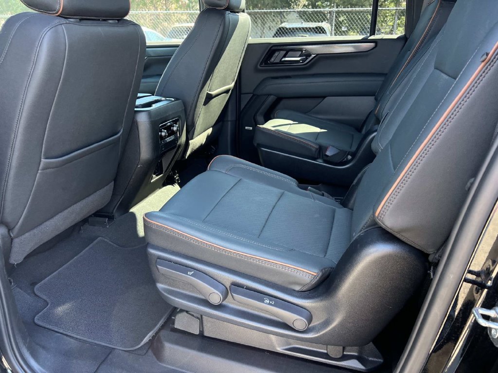 Used 2025 GMC Yukon XL AT4 AWD/4WD image 11