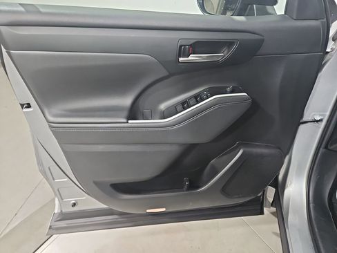 Used 2021 Toyota Highlander XLE image 11