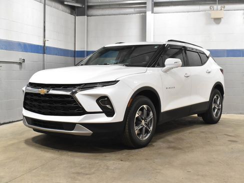 Used 2024 Chevrolet Blazer LT w/ Sound & Technology Package FWD image 7
