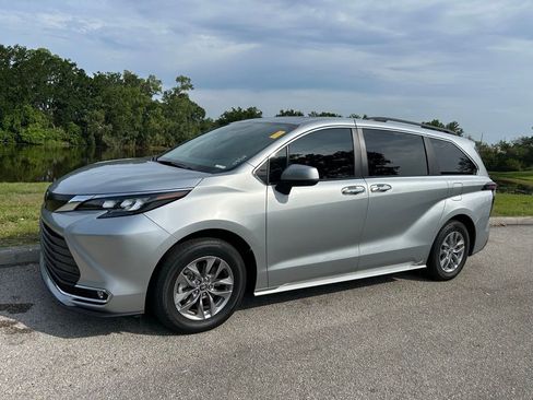 Certified 2024 Toyota Sienna XLE FWD image 2