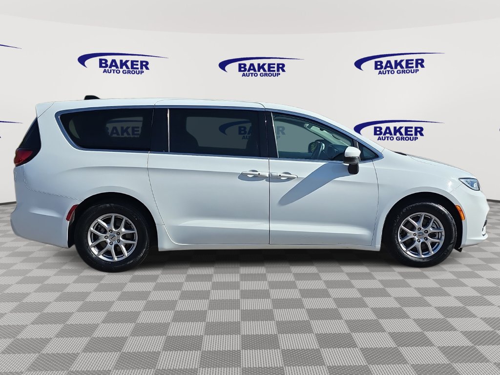 Used 2023 Chrysler Pacifica Touring-L FWD image 4