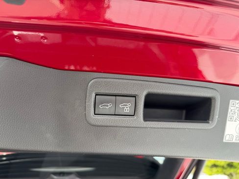 Used 2021 Toyota Venza Limited w/ Carpet Mat Package (TMS) image 33