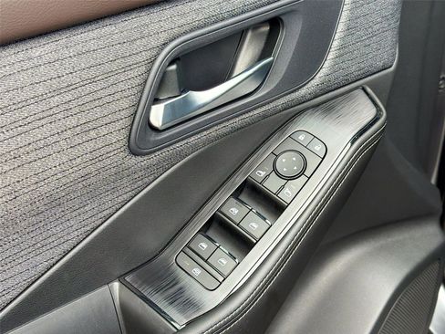 Used 2023 Nissan Rogue SV image 18