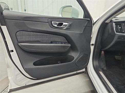 Used 2023 Volvo XC60 B5 Core image 27