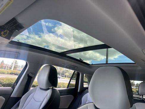 New 2025 Volkswagen Tiguan SE image 22