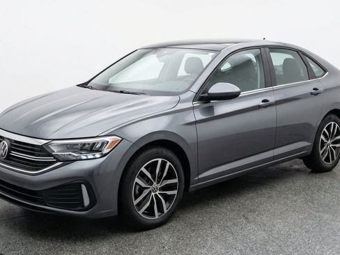Used 2025 Volkswagen Jetta SE FWD image 3