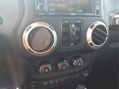 Used 2016 Jeep Wrangler Unlimited Rubicon AWD/4WD image 11