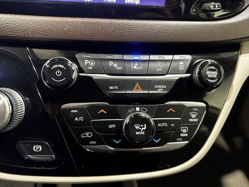 Used 2020 Chrysler Pacifica Touring w/ Advanced Safetytec Group FWD image 36