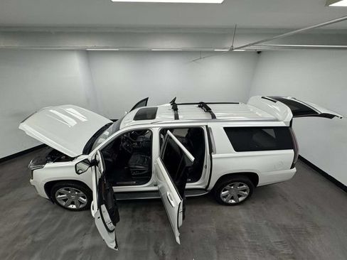 Used 2016 Cadillac Escalade ESV Luxury AWD/4WD image 18