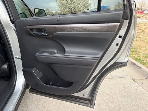 Used 2024 Toyota Highlander Limited image 18