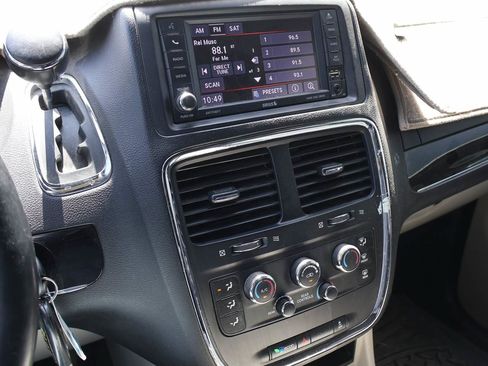 Used 2019 Dodge Grand Caravan SXT FWD image 13