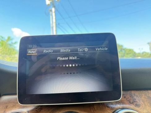 Used 2020 Mercedes-Benz GLA 250 4MATIC w/ Premium Package image 23