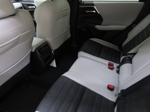 New 2025 Mitsubishi Outlander SE image 21