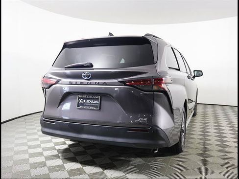 Used 2021 Toyota Sienna XLE FWD image 5