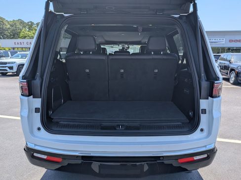 Certified 2025 Jeep Wagoneer Series III w/ Premium Group I AWD/4WD image 28
