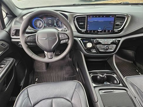 Used 2022 Chrysler Pacifica Limited w/ S Appearance Package FWD image 11