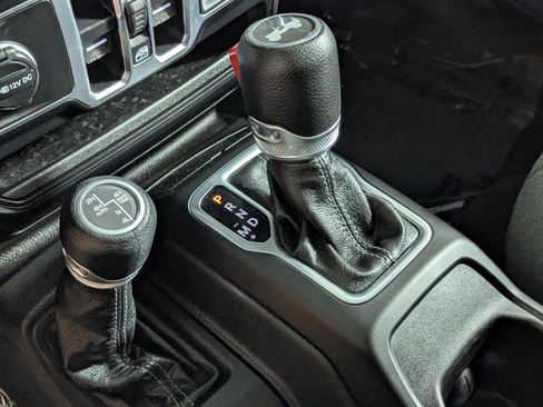 Used 2025 Jeep Wrangler Sahara image 22