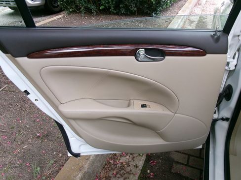 Used 2007 Buick Lucerne CXL w/ Luxury Package FWD image 32