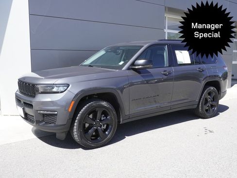 Used 2022 Jeep Grand Cherokee L Limited w/ Black Appearance Package AWD/4WD image 3