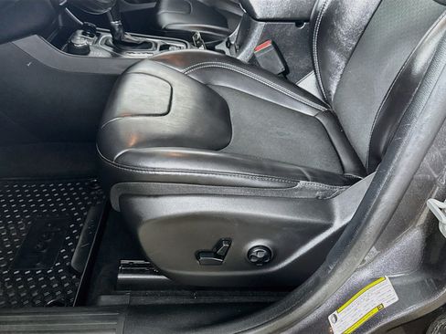 Used 2019 Jeep Cherokee Latitude Plus w/ Cold Weather Group AWD/4WD image 20
