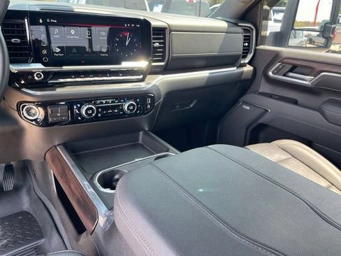 Used 2025 GMC Sierra 2500 SLT w/ SLT Convenience Package AWD/4WD image 17