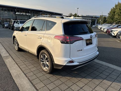 Used 2018 Toyota RAV4 XLE AWD/4WD image 7