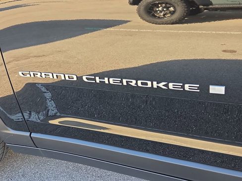 New 2025 Jeep Grand Cherokee L Laredo image 13