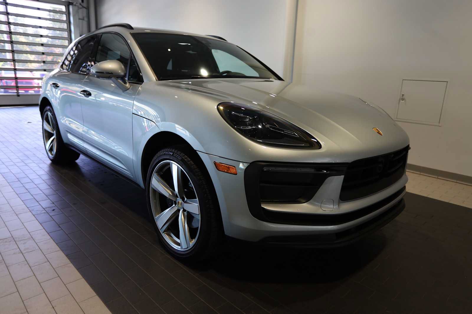 Used 2025 Porsche Macan AWD/4WD image 9