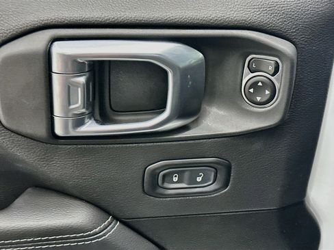 Used 2023 Jeep Wrangler Unlimited Sahara AWD/4WD image 15