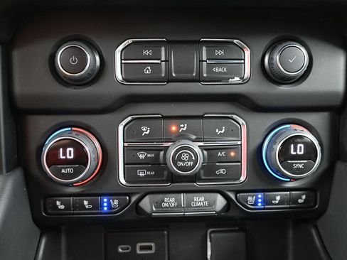 Used 2022 Chevrolet Suburban High Country w/ LPO, Illumination Package AWD/4WD image 12