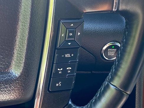 Used 2016 Lincoln Navigator Select RWD image 19