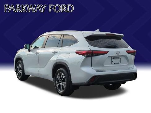 Used 2023 Toyota Highlander XLE AWD/4WD image 3