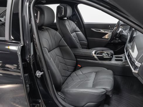 Used 2023 BMW 760i xDrive w/ Executive Package image 62