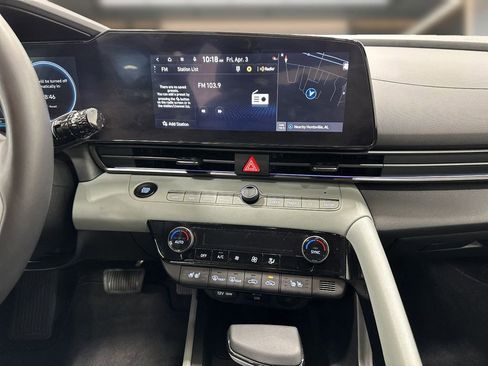 Certified 2025 Hyundai Elantra Limited FWD image 9