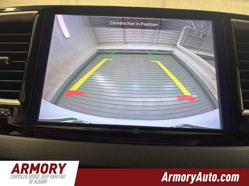 Used 2023 Chrysler Pacifica Touring-L image 17