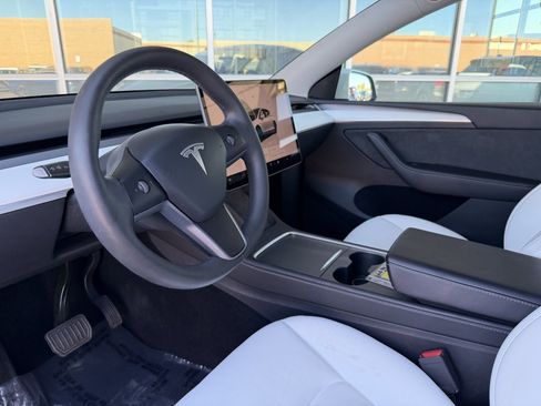 Used 2024 Tesla Model Y 2WD image 34