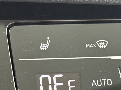 Certified 2025 Volkswagen Jetta SE w/ Sunroof Package image 14