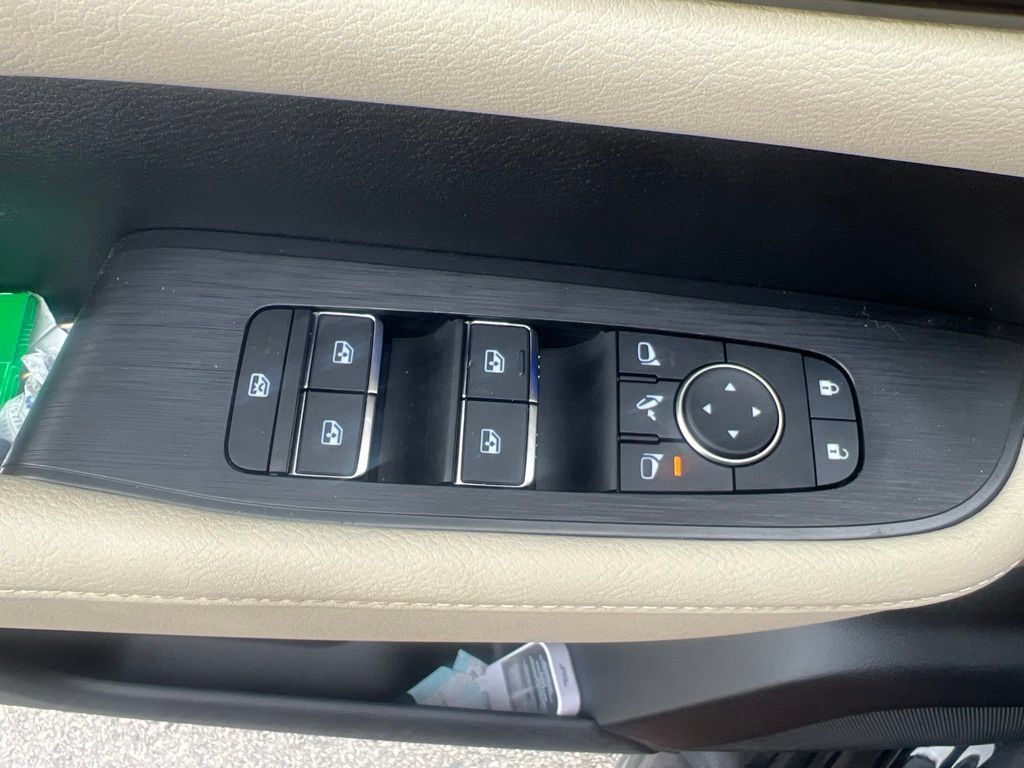 Certified 2025 Nissan Armada Platinum RWD image 11