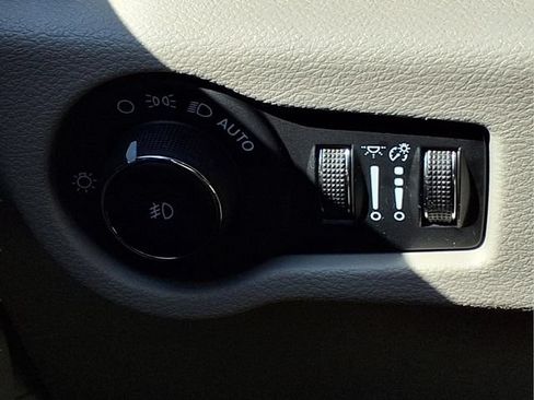 Used 2024 Chrysler Pacifica Touring-L FWD image 22