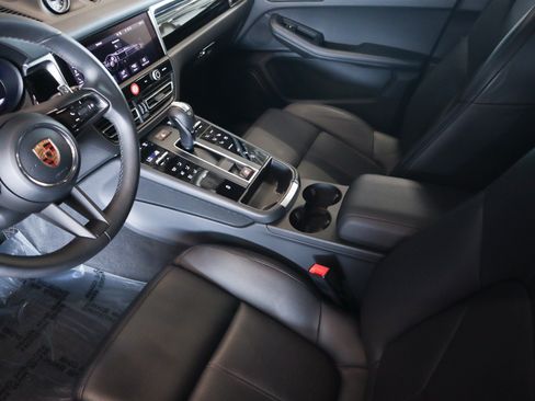 Certified 2026 Porsche Macan AWD/4WD image 20
