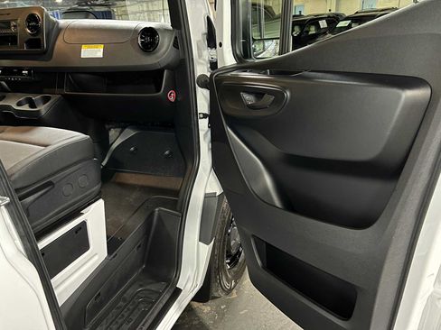Used 2025 Mercedes-Benz Sprinter 2500 image 10