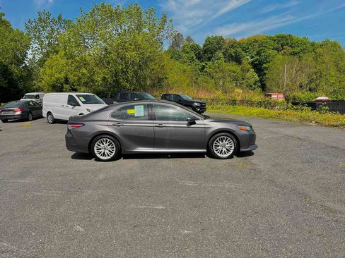 Used 2020 Toyota Camry XLE w/ Sunroof Package image 8