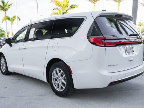 Used 2024 Chrysler Pacifica Touring FWD image 21