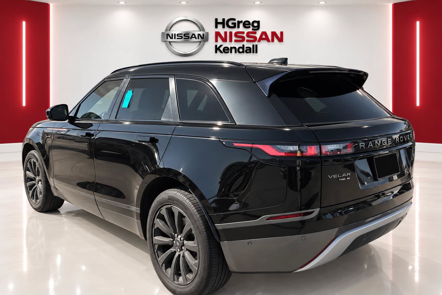 Used 2018 Land Rover Range Rover Velar R-Dynamic SE AWD/4WD image 2