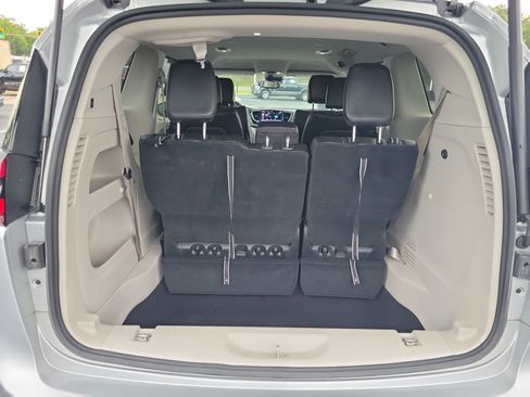 Used 2023 Chrysler Pacifica Touring-L FWD image 9